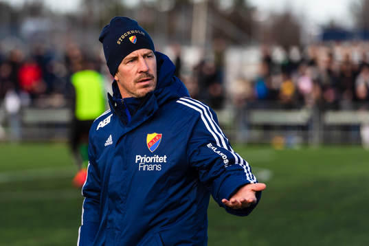 Djurgårdens tränare Thomas Lagerlöf reagerar