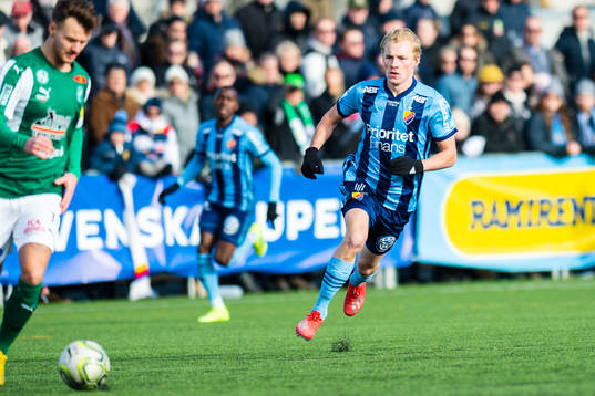 Djurgårdens Adam Bergmark Wiberg jagar bollen