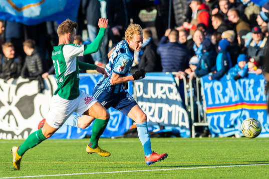 Djurgårdens Adam Bergmark Wiberg jagar bollen