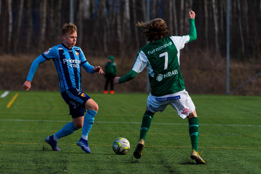 Djurgårdens Elliot Käck och Hässleholms Jonathan Nilsson