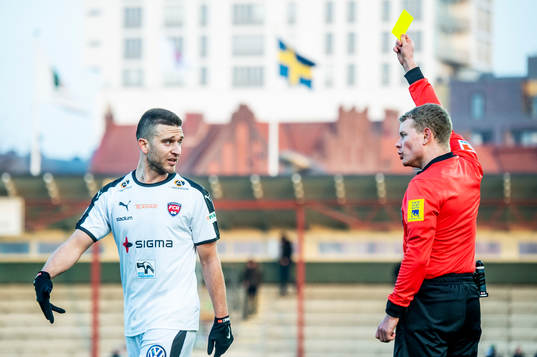 Rosengårds Baris Hümmet får gult kort av domaren Fredrik