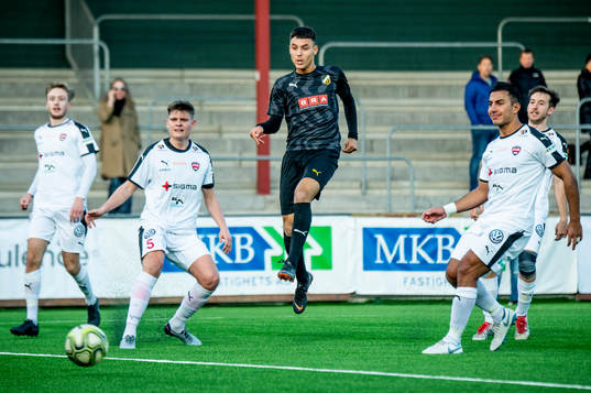 Häckens Ali Youssef mot Rosengårds Hannes Cederholm och