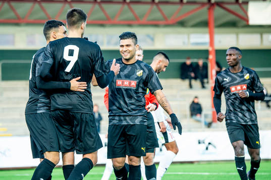 Häckens Paulo De Oliveira jublar åt Häckens Alexander