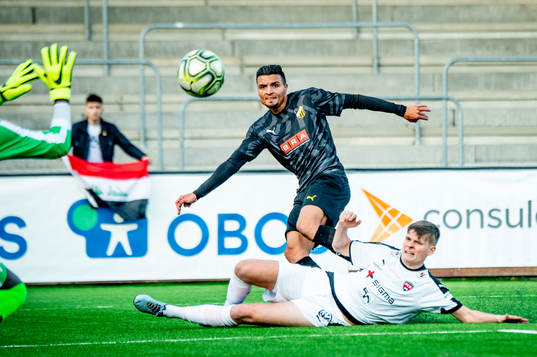 Häckens Ahmed Yasin mot Rosengårds målvakt Ronald