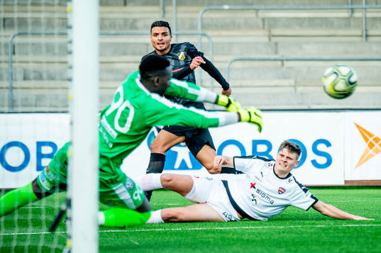 Häckens Ahmed Yasin mot Rosengårds målvakt Ronald