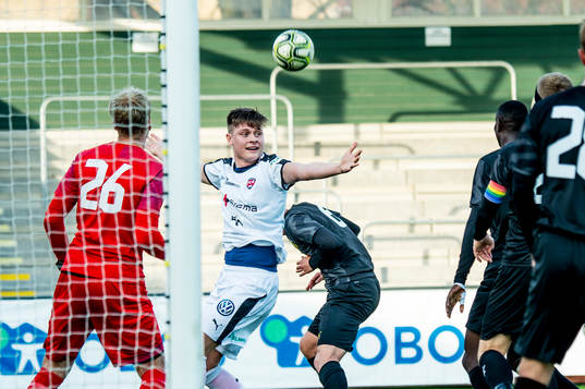 Rosengårds Hannes Cederholm framför Häckens målvakt