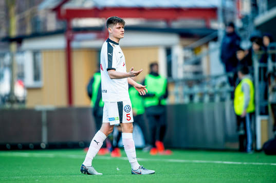 Domaren Fredrik Klitte ger Rosengårds Hannes Cederholm