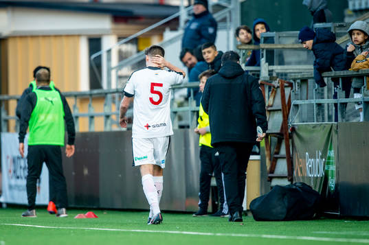 Domaren Fredrik Klitte ger Rosengårds Hannes Cederholm