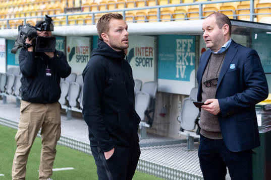 AIKs Sebastian Larsson pratar med Norrbys ordförande