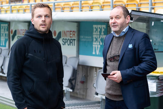 AIKs Sebastian Larsson pratar med Norrbys ordförande