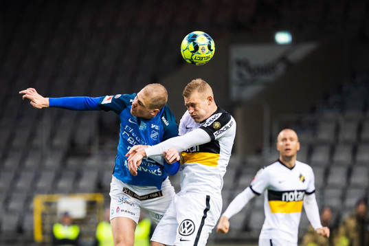 Norrbys Nicklas Savolainen och AIKs Robin Jansson i