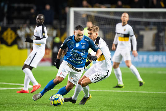 Norrbys Richard Yarsuvat och AIKs Anton Salétros i kamp om