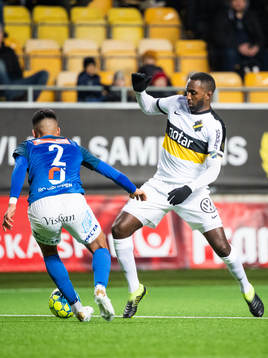 AIKs Henok Goitom och Norrbys Abbas Mohamad i kamp om bollen