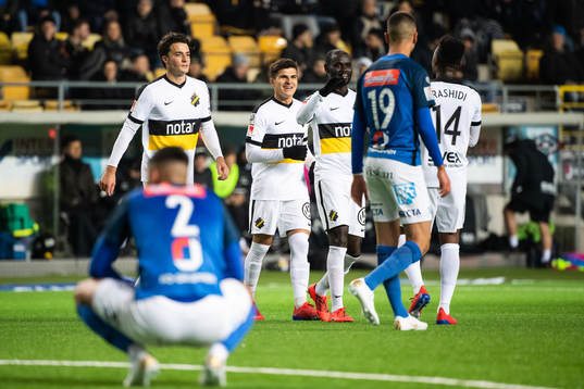 AIKs Tarik Elyounoussi (mitten) jublar med lagkamrater