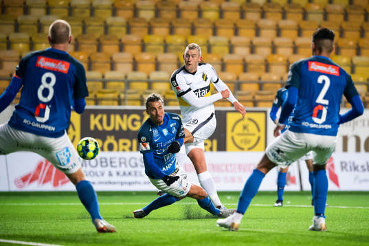 AIKs Robin Jansson skjuter och Norrbys Jonathan Azulay