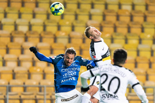 AIKs Robin Jansson och Norrbys Jonathan Azulay