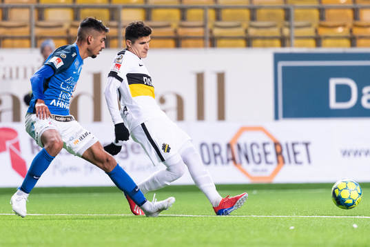 AIKs Tarik Elyounoussi och Norrbys Abbas Mohamad