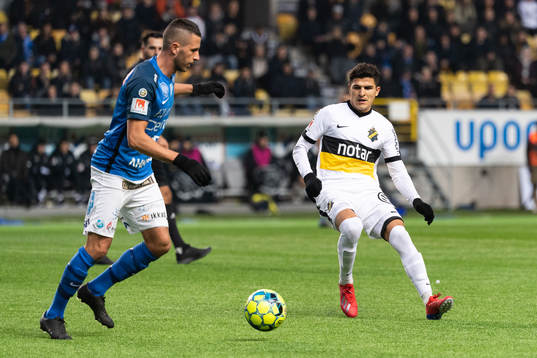 AIKs Tarik Elyounoussi och Norrbys Alen Krasnici