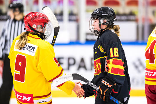 Skåne/Blekinges Hedda Johansson  tackar Smålands Ruth
