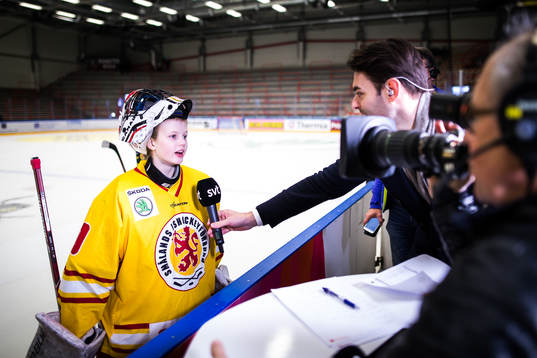 Smålands målvakt Ida Henriksson blir intervjuad av SVT i