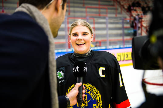 Södermanlands Lova Blom blir intervjuad av SVT