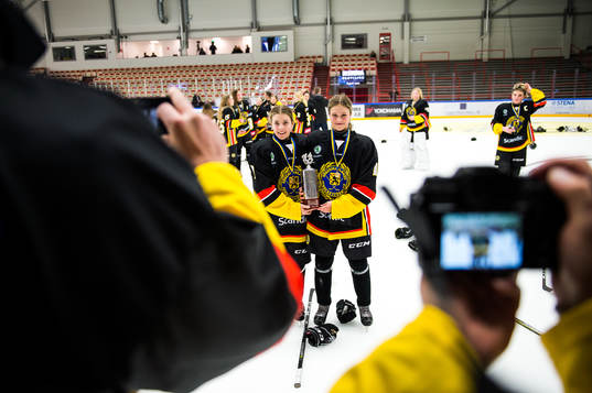 två spelare från Södermanland blir fotograferade med