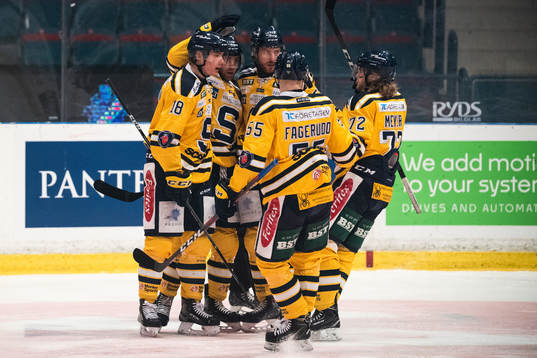 Södertäljes Nicolai Meyer jublar med lagkamrater