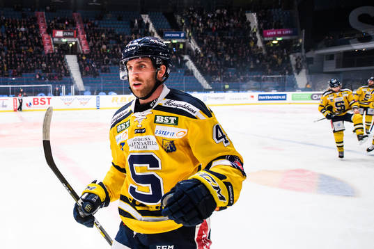 Södertäljes Sebastian Dyk jublar