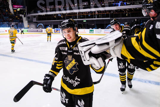 s Garry Nunn jublar med lagkamrater