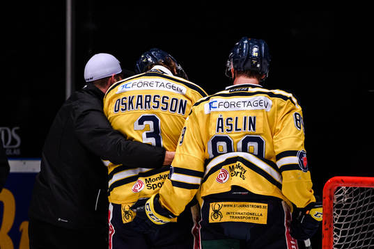Södertäljes Marcus Oskarsson lämnar isen