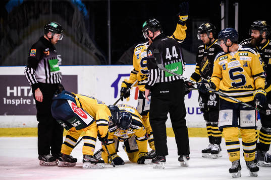 Södertäljes Marcus Oskarsson har ont