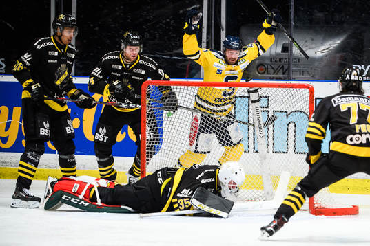 Södertäljes Stefan Gråhns jublar