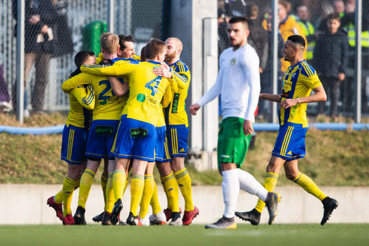 Eskilsminnes Filip Egger jublar med lagkamrater
