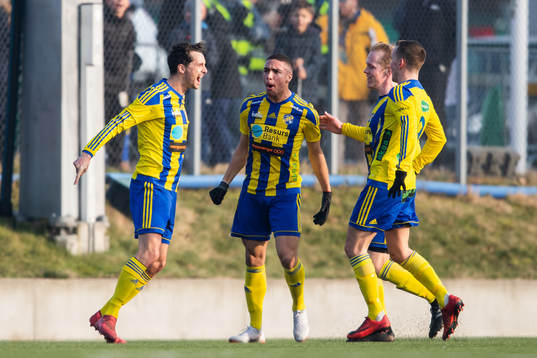 Eskilsminnes Filip Egger jublar med lagkamrater