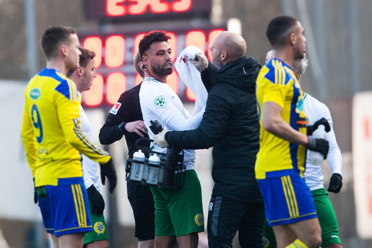 Hammarbys Imad Khalili får vård då han blöder från