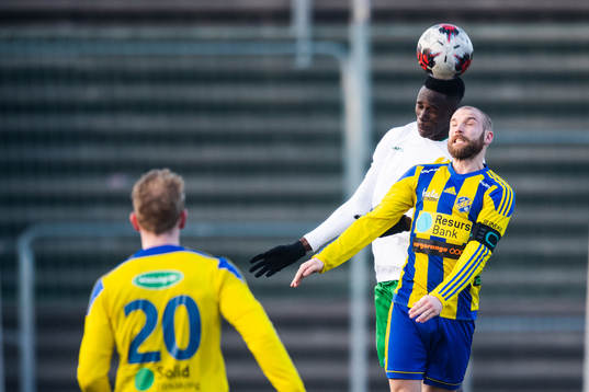 Eskilsminnes Jonatan Olsson och Hammarbys Kossounou Odilon