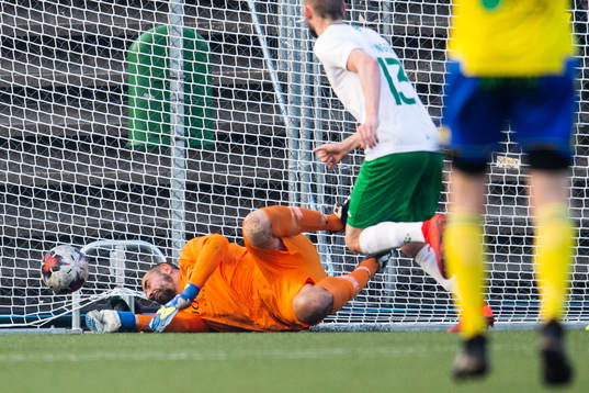Hammarbys målvakt Gianluca Curci räddar på mållinjen