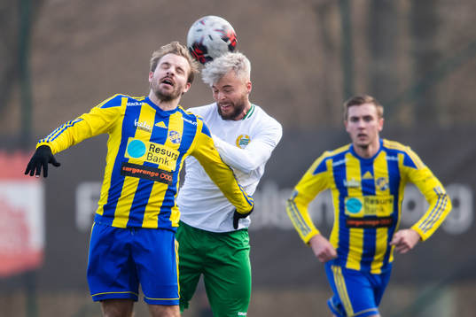 Eskilsminnes Mathias Unkuri och Hammarbys Sander Svendsen i