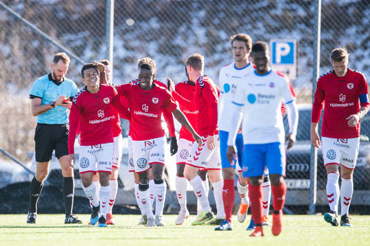 Kalmars Papa Alioune Diouf jublar med lagkamrater