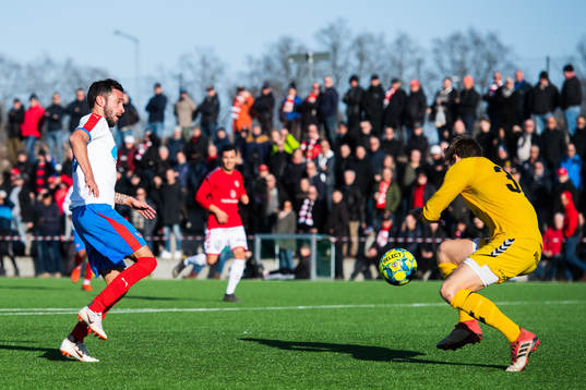 Helsingborgs David Boysen utmanar Kalmars målvakt Lucas