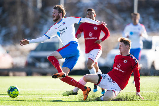 Helsingborgs Rasmus Jönsson och Kalmars Rasmus Elm i kamp
