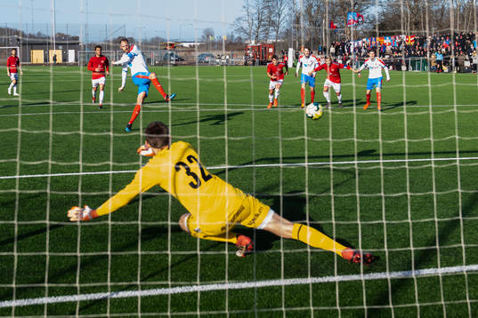 Helsingborgs Andreas Granqvist gör 1-1 på straff bakom