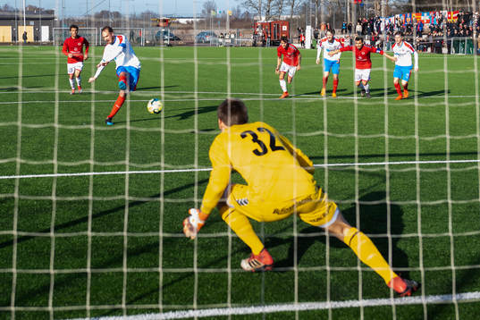 Helsingborgs Andreas Granqvist gör 1-1 på straff bakom