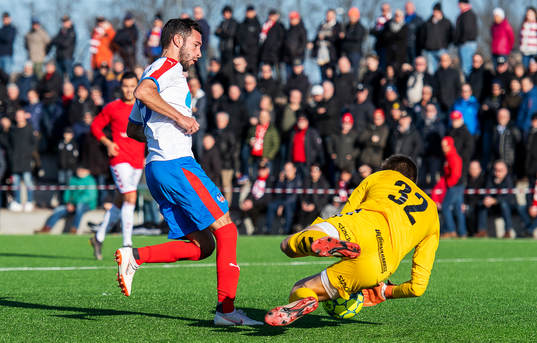 Helsingborgs David Boysen och Kalmars målvakt Lucas