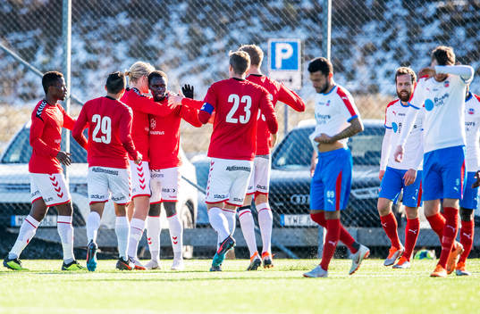 Kalmars Papa Alioune Diouf jublar med lagkamrater