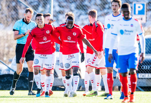 Kalmars Papa Alioune Diouf jublar med lagkamrater