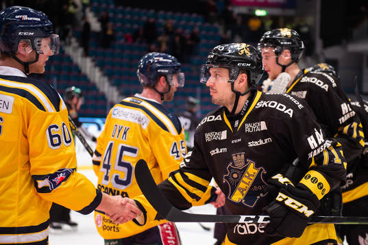 s Alexander Deilert tackar Södertäljes Martin Janolhs