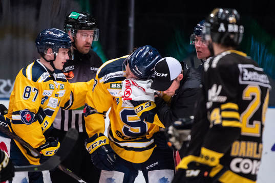 Södertäljes Marcus Oskarsson har ont