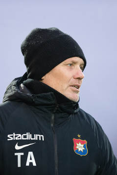 Örgrytes tränare Thomas Askebrand innan fotbollsmatchen i