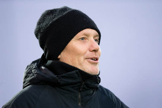 Örgrytes tränare Thomas Askebrand innan fotbollsmatchen i